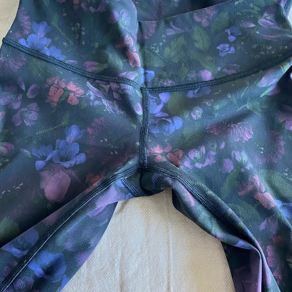 Lululemon Low Rise Wunder Under Crop size 6 - Picture 3 of 3